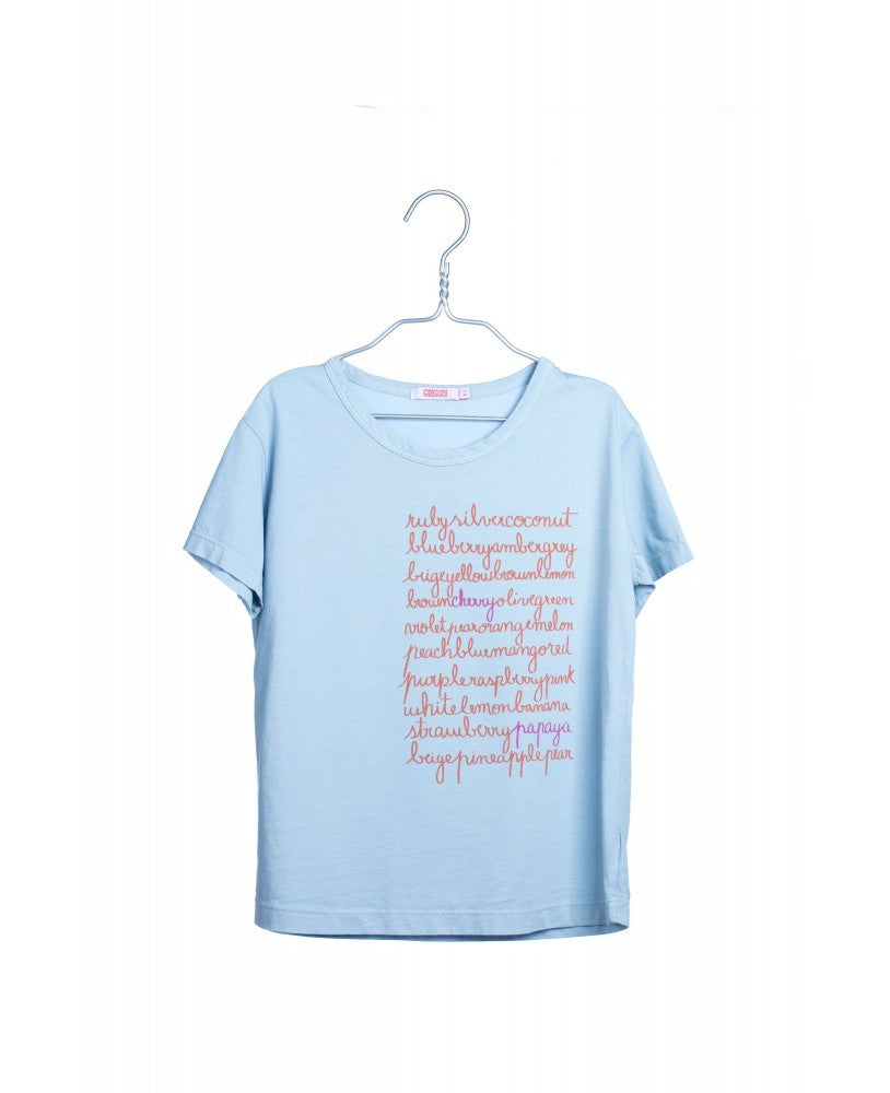 t-shirt azul com estampa palavras a laranja e rosa