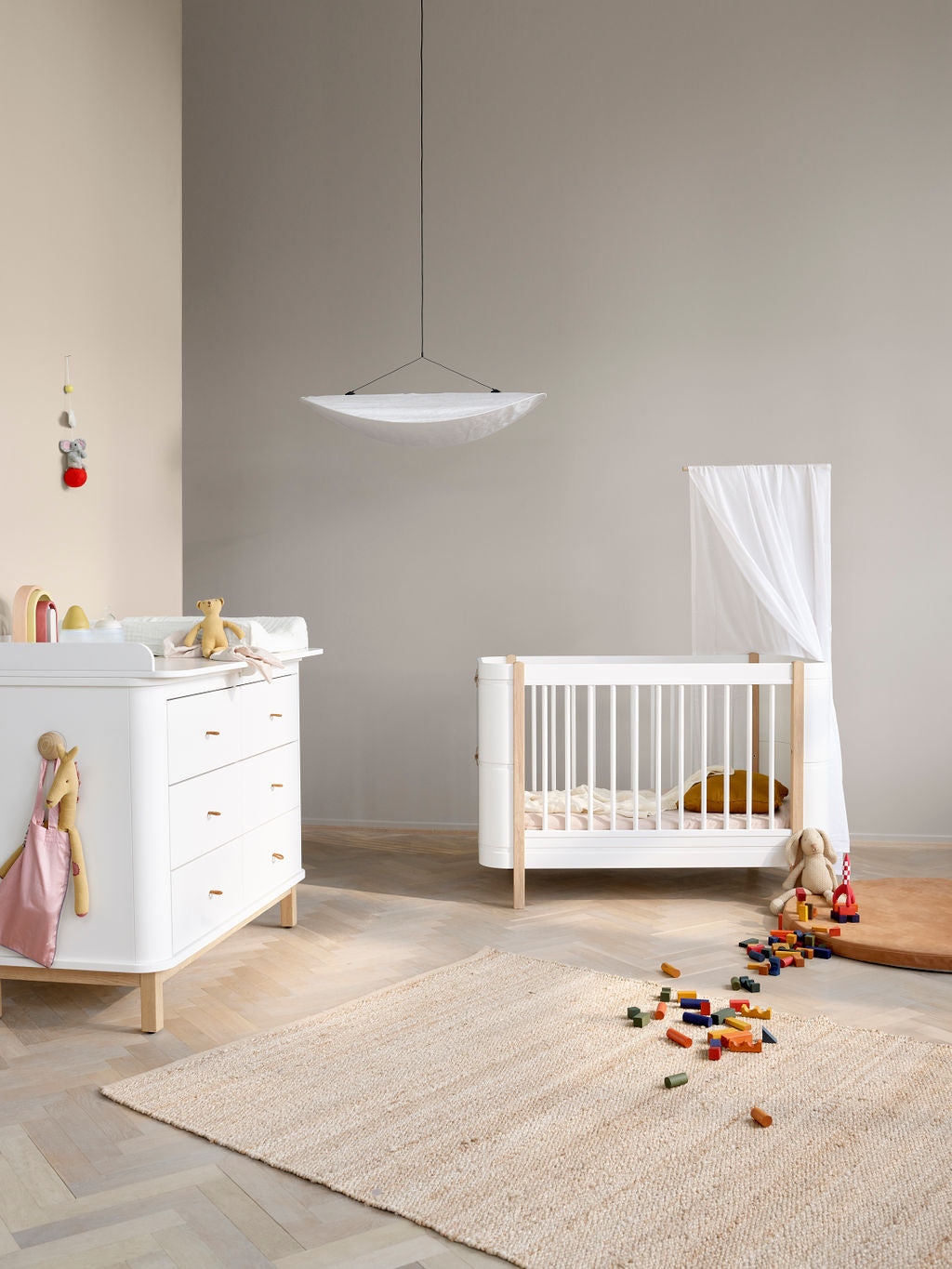 Cama de Grades Wood Mini+, Branco e Madeira (Exclui Kit 0-9 anos)