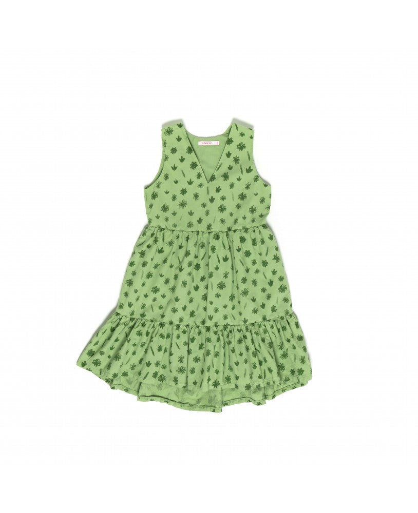 vestido fluído, manga cava e decote em v, fundo verde com padrão floral verde mais escuro