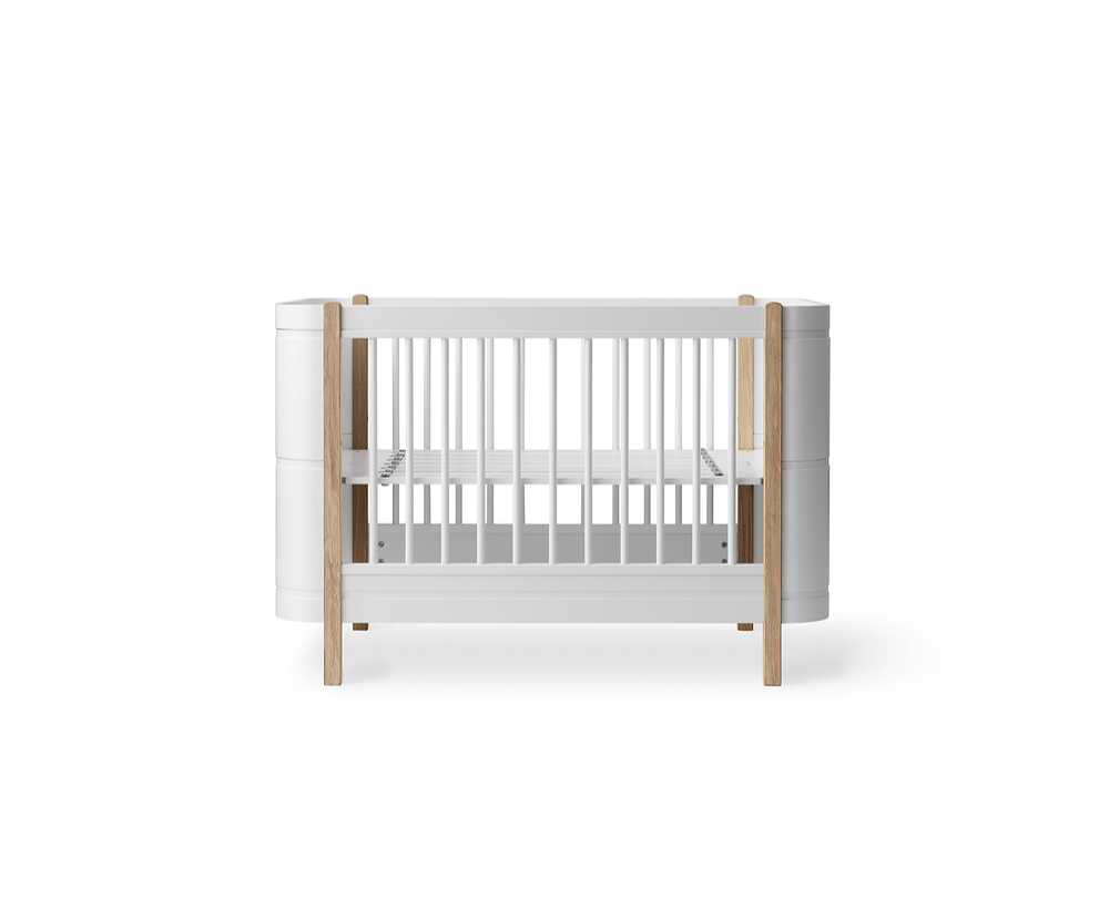 Cama de Grades Wood Mini+, Branco e Madeira (Inclui Kit 0-9 anos) - Maria do Mar