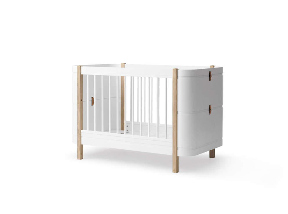 Cama de Grades Wood Mini+, Branco e Madeira (Inclui Kit 0-9 anos) - Maria do Mar 