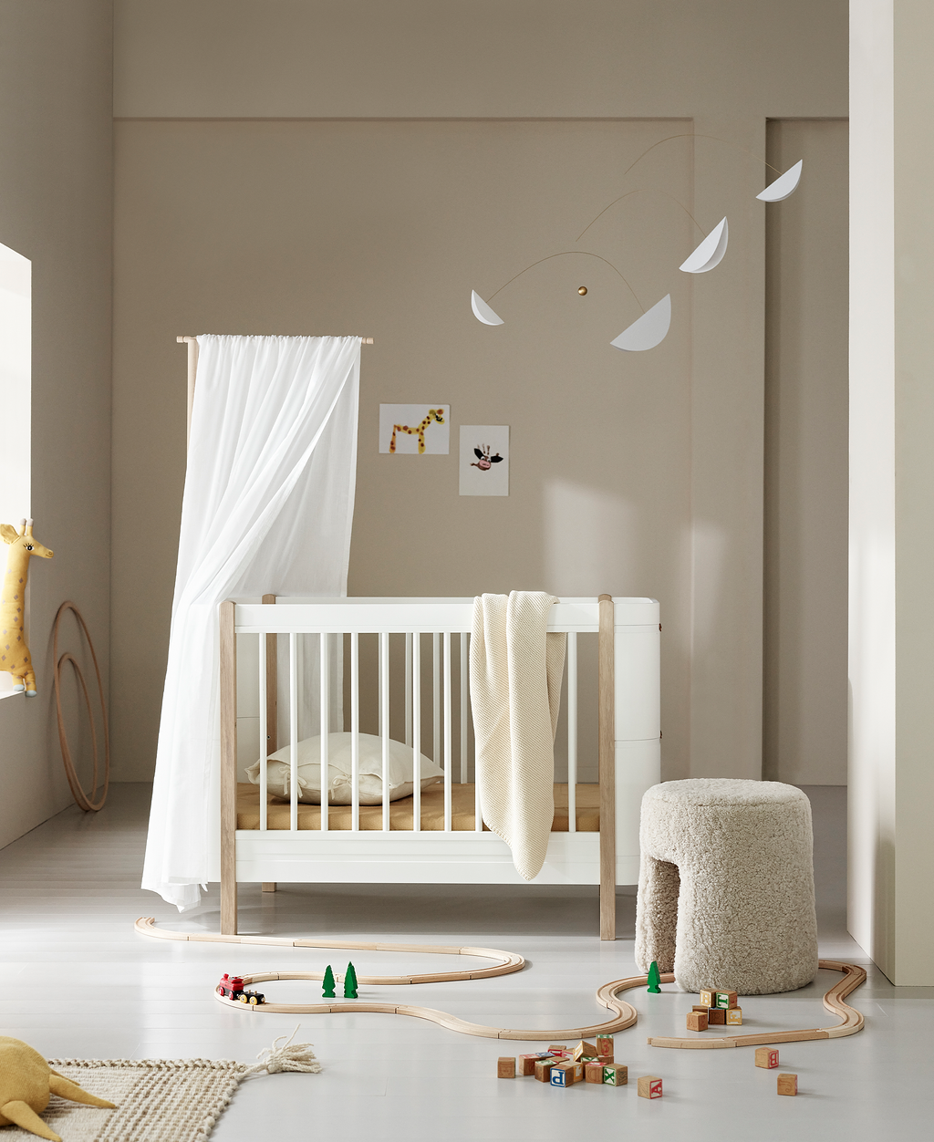 Cama de Grades Wood Mini+, Branco e Madeira (Inclui Kit 0-9 anos) - Maria do Mar