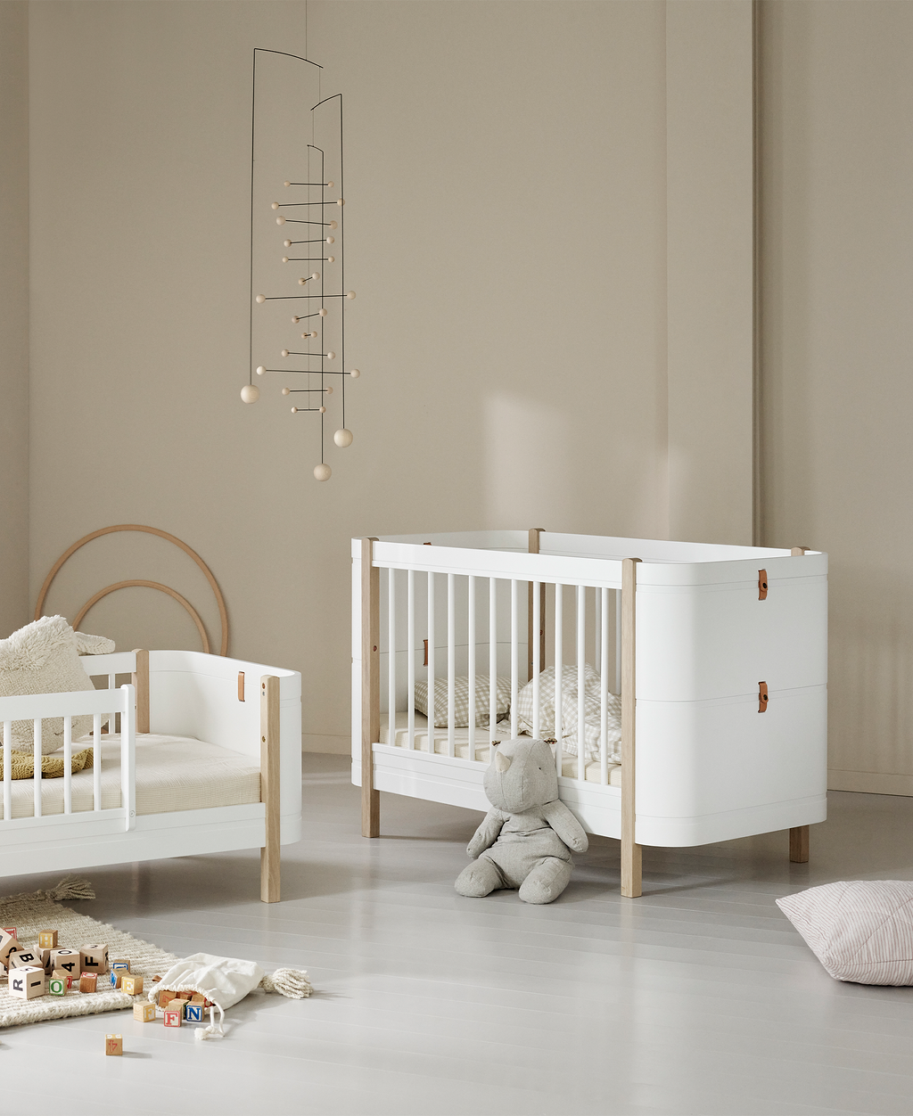 Cama de Grades Wood Mini+, Branco e Madeira (Inclui Kit 0-9 anos) - Maria do Mar