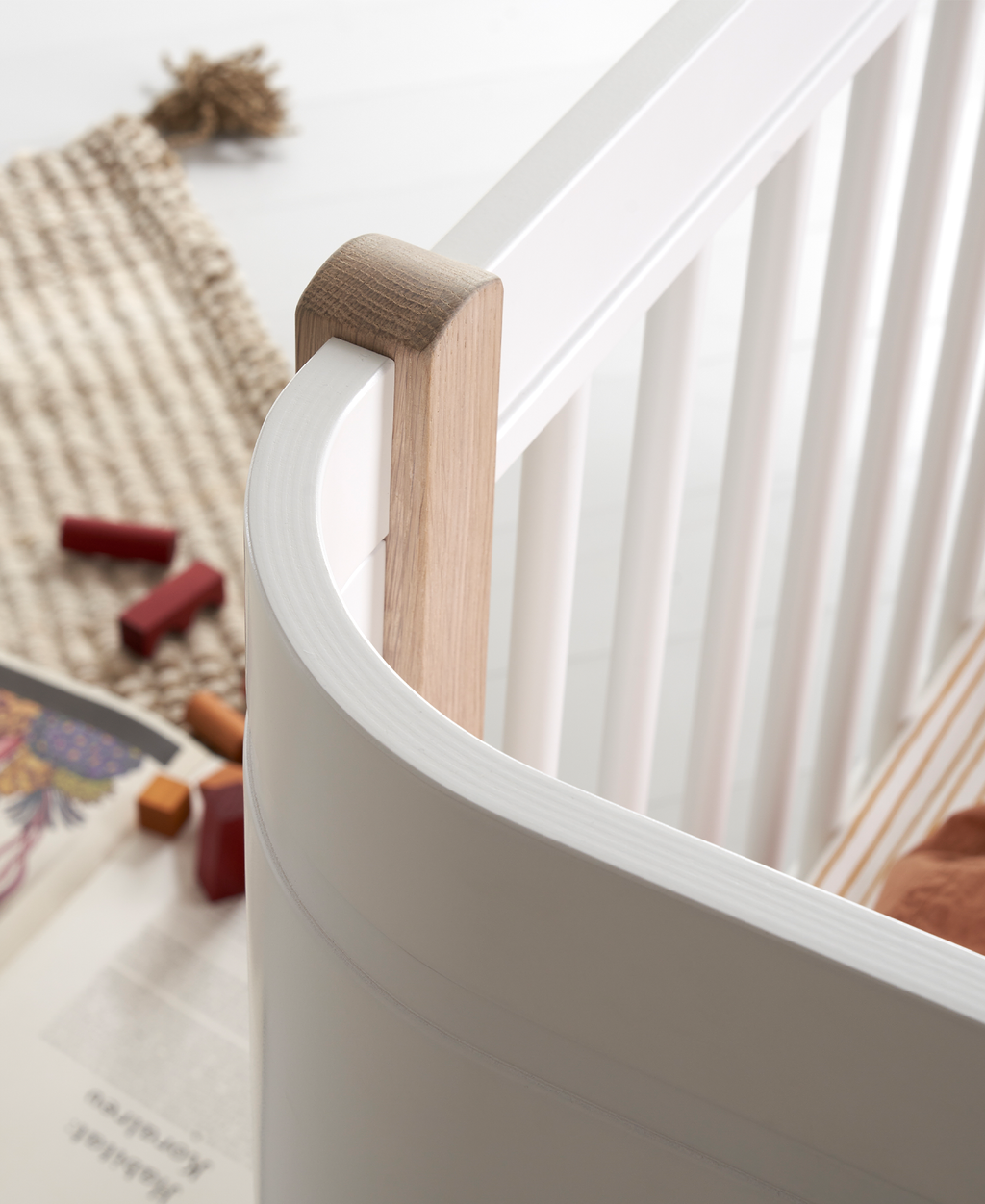 Cama de Grades Wood Mini+, Branco e Madeira (Inclui Kit 0-9 anos) - Maria do Mar