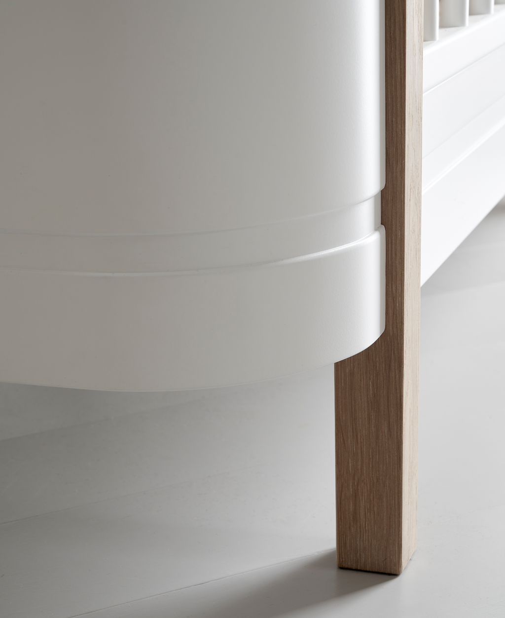 Cama de Grades Wood Mini+, Branco e Madeira (Inclui Kit 0-9 anos) - Maria do Mar