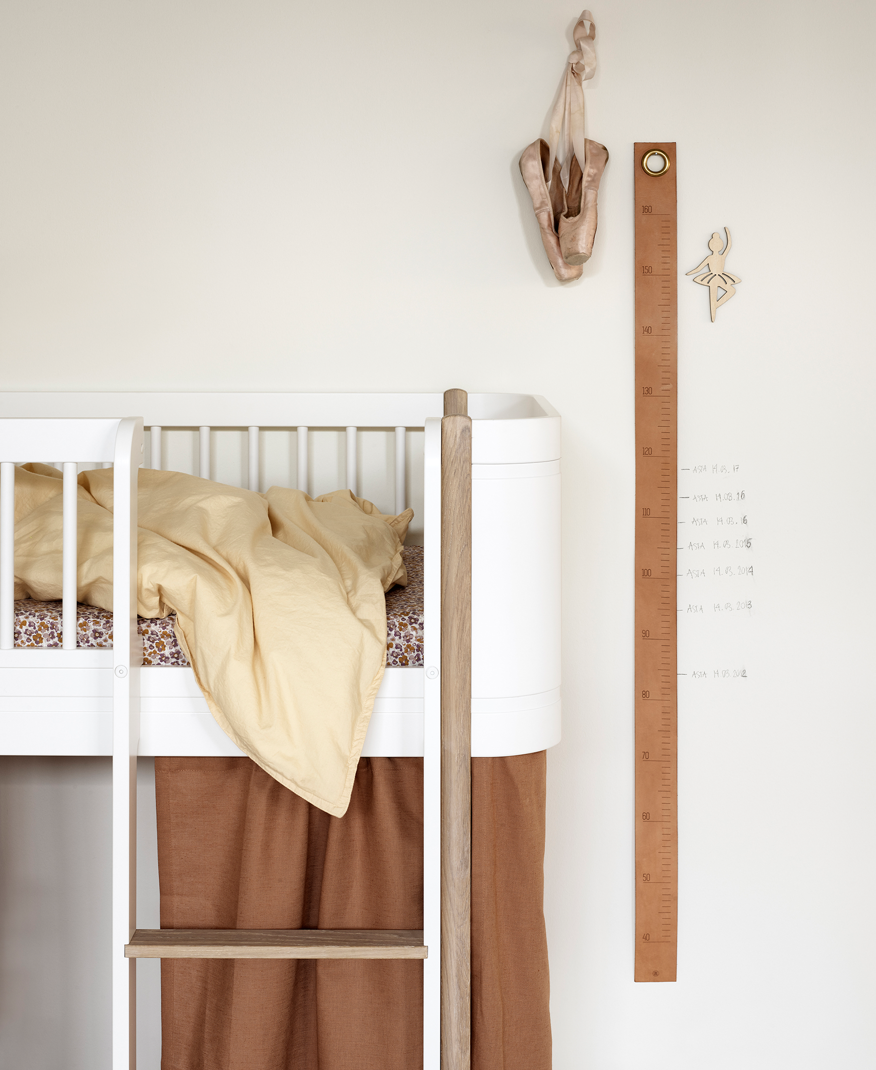 Cama Loft Baixo Wood Mini+, Branco e Madeira - Maria do Mar