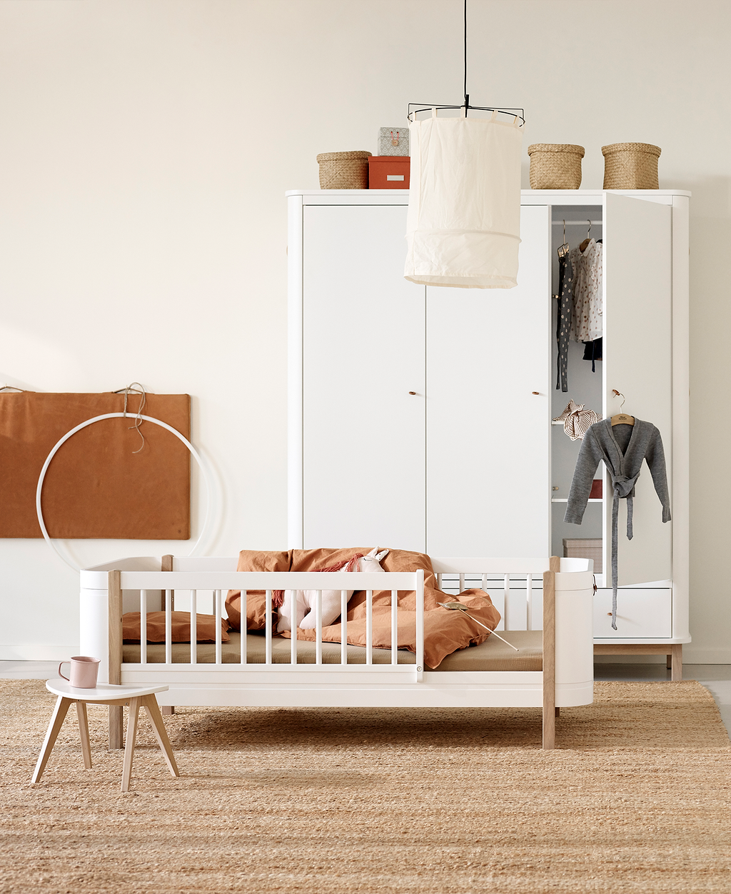 Cama de Grades Wood Mini+, Branco e Madeira (Inclui Kit 0-9 anos) - Maria do Mar