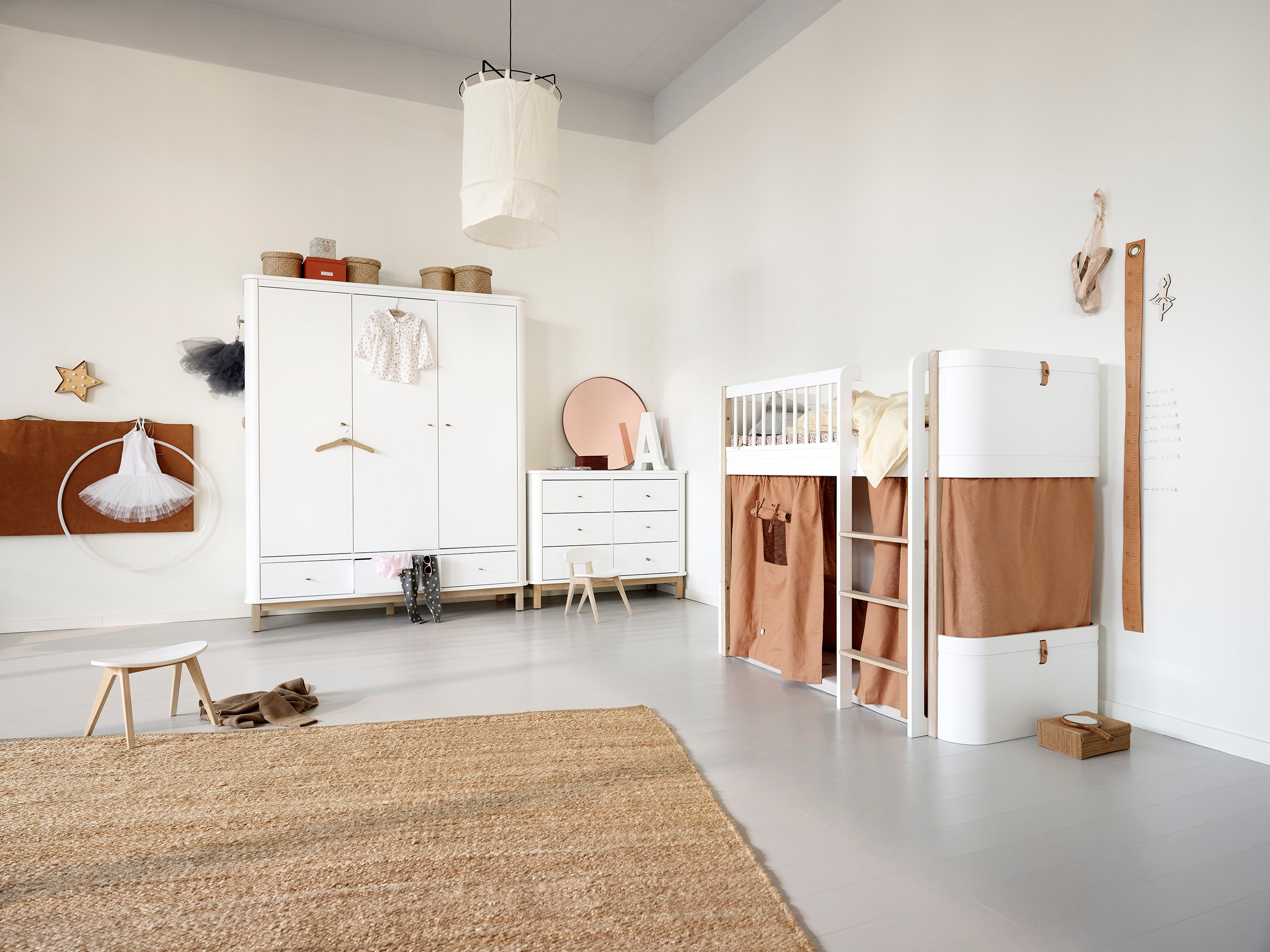 Cama Loft Baixo Wood Mini+, Branco e Madeira - Maria do Mar