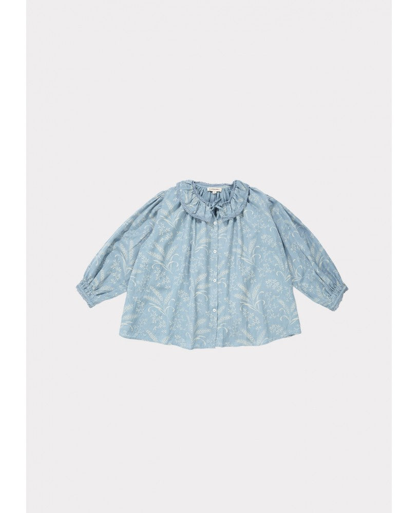 camisa azul com padrão bege campestre, volumosa com um colarinho plissado largo, mangas compridas com renda nos punhos, pregas na frente e nas costas
