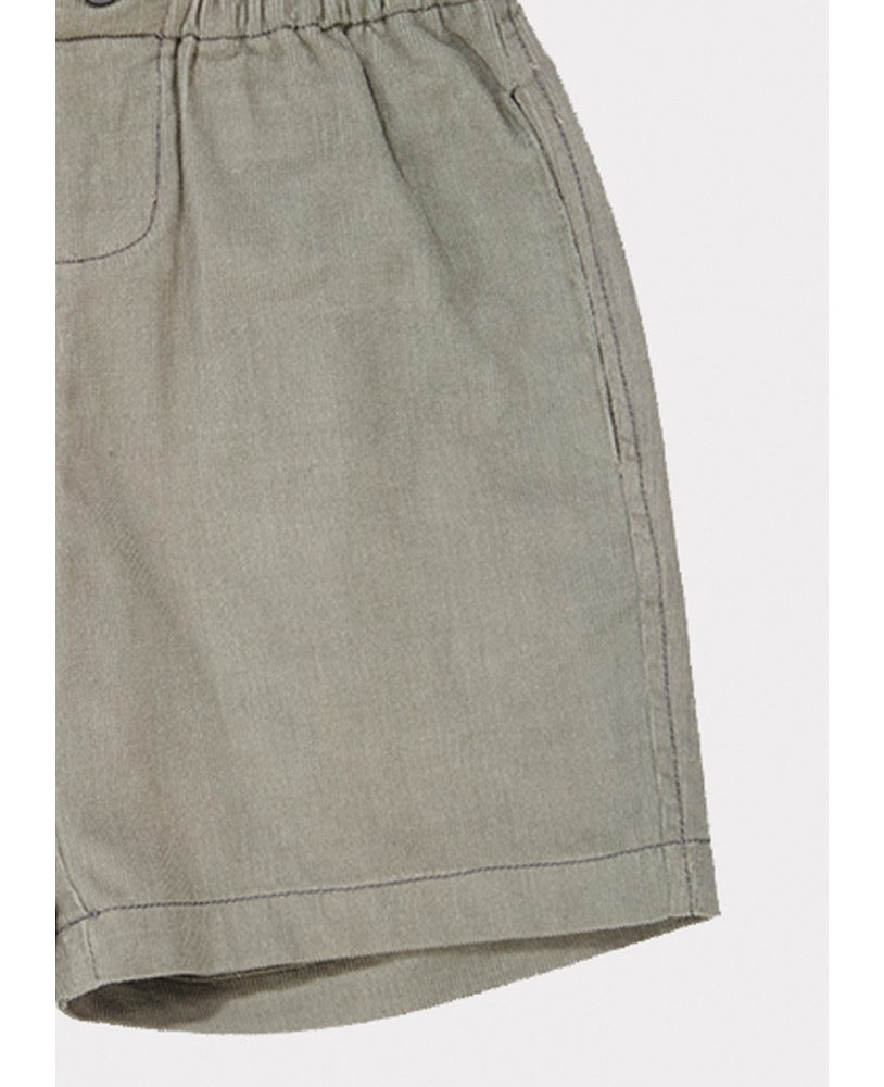 Calções de veludo , cinza esverdeado, subidos com cintura elástica, bolso na parte traseira e botão à frente, pormenor perna