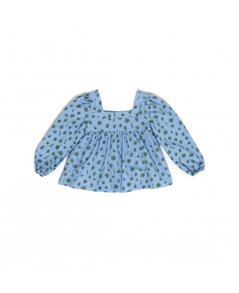 Blusa estampada, fundo azul com desenhos de folhas e flores verdes 100% algodão biológico, pregas nas mangas e cintura para criar uma silhueta fluida