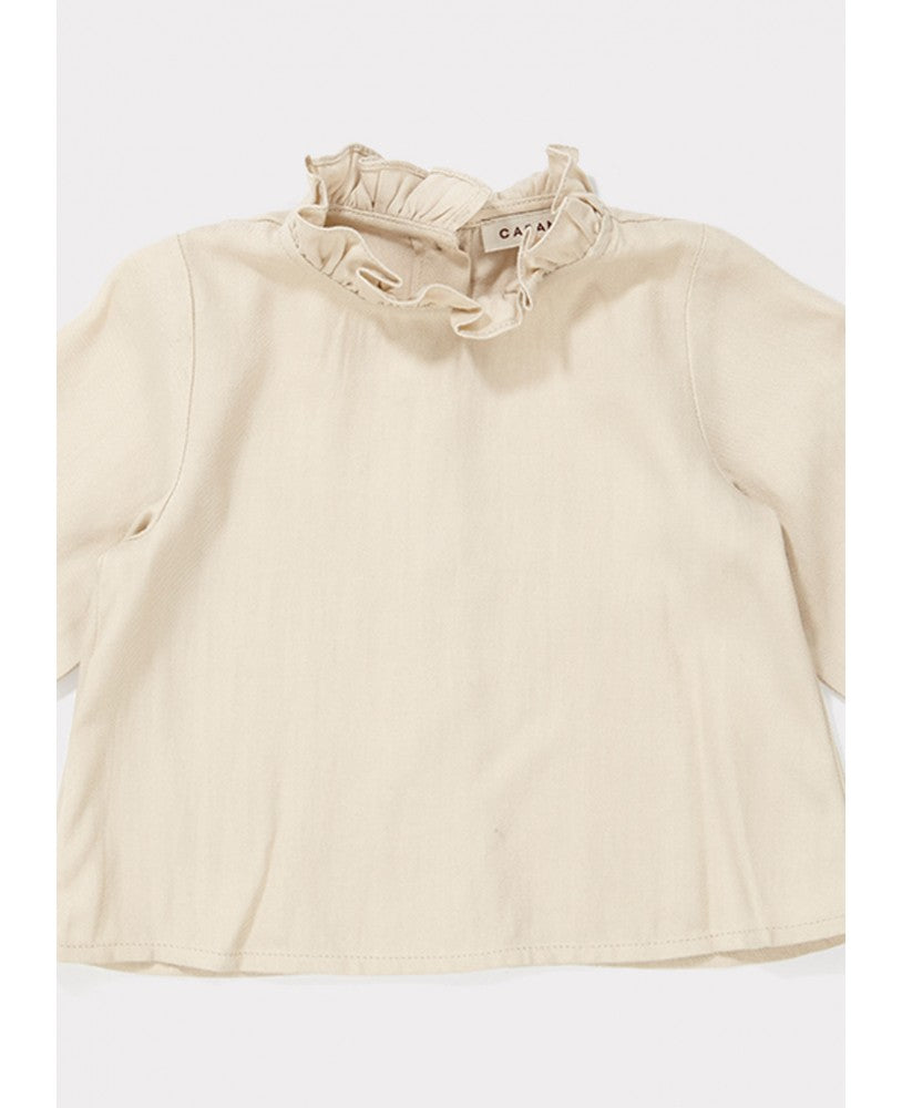Blusa bebé bege, gola redonda com folho na gola e no punho, botões na parte de trás, silhueta fluída