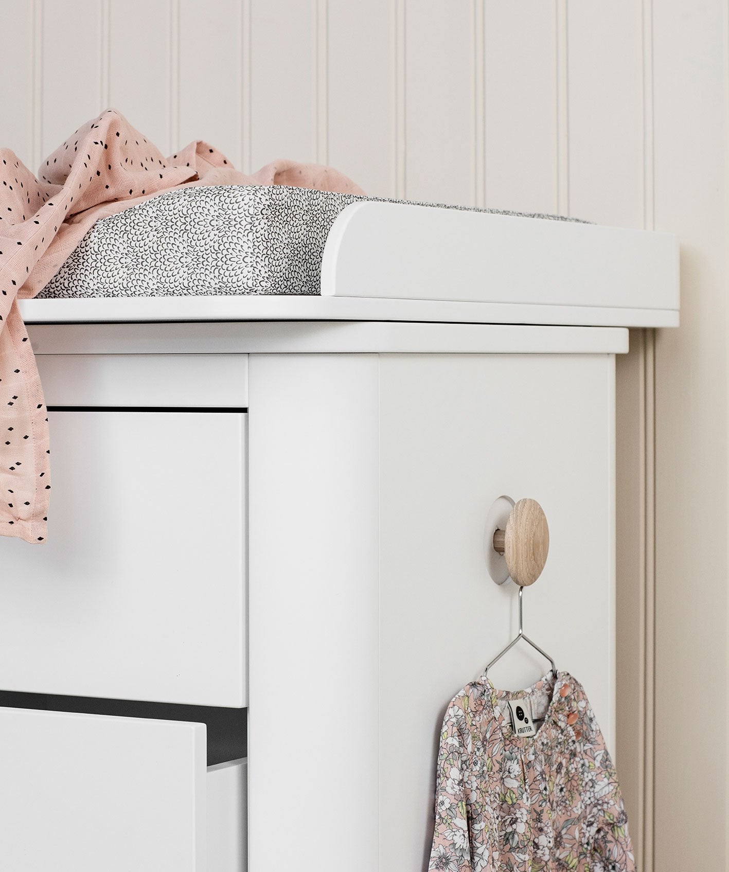 Wood Chest of 6 Drawers with Large Changing Table, White