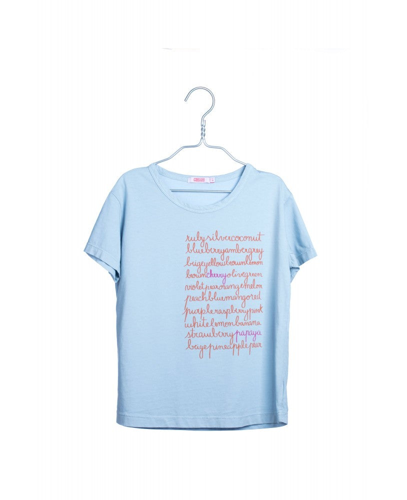 t-shirt azul com estampa palavras a laranja e rosa