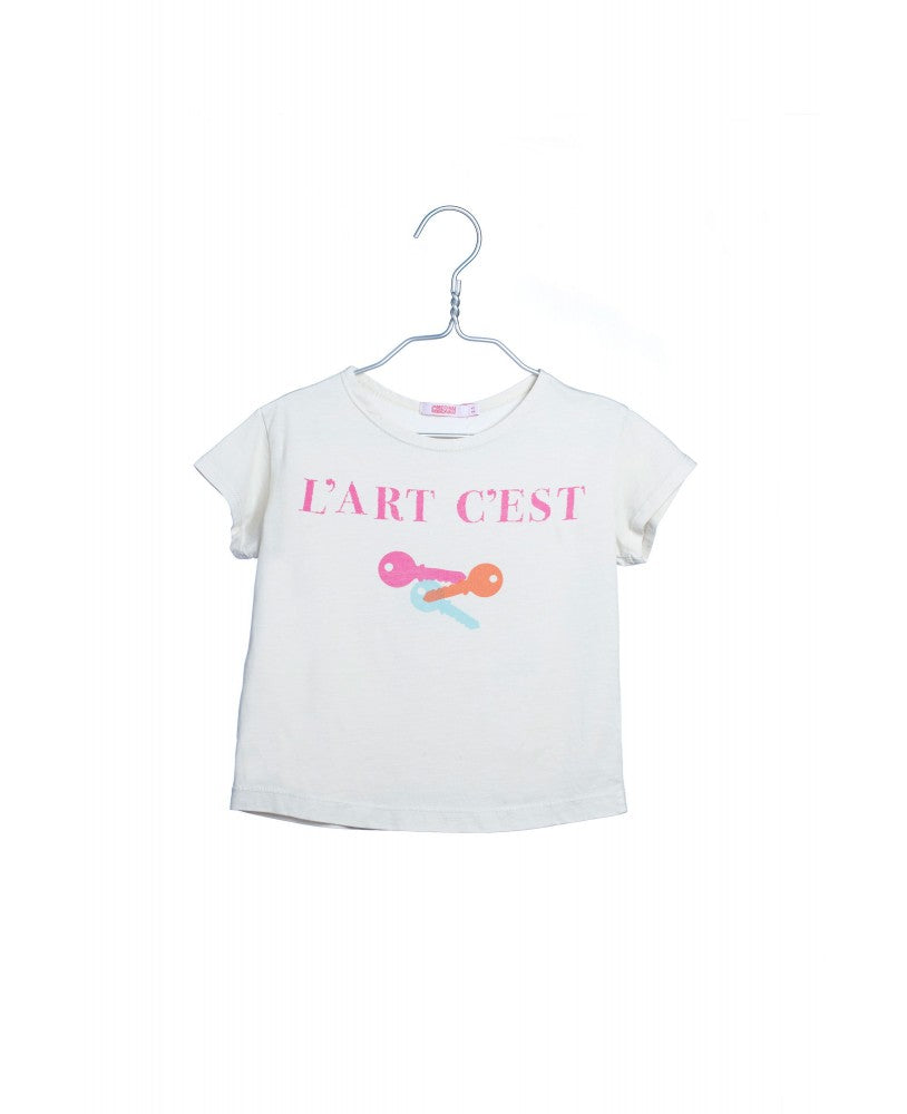 t-shirt algodão orgânico, bege com estampagem "l'art c'est" e chaves rosa, laranja e azul