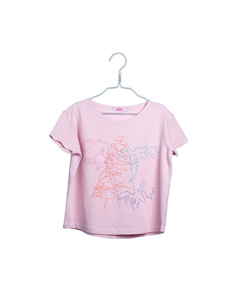 t-shirt rosa com desenhos feitos com linha a rosa, laranja, azul e turquesa