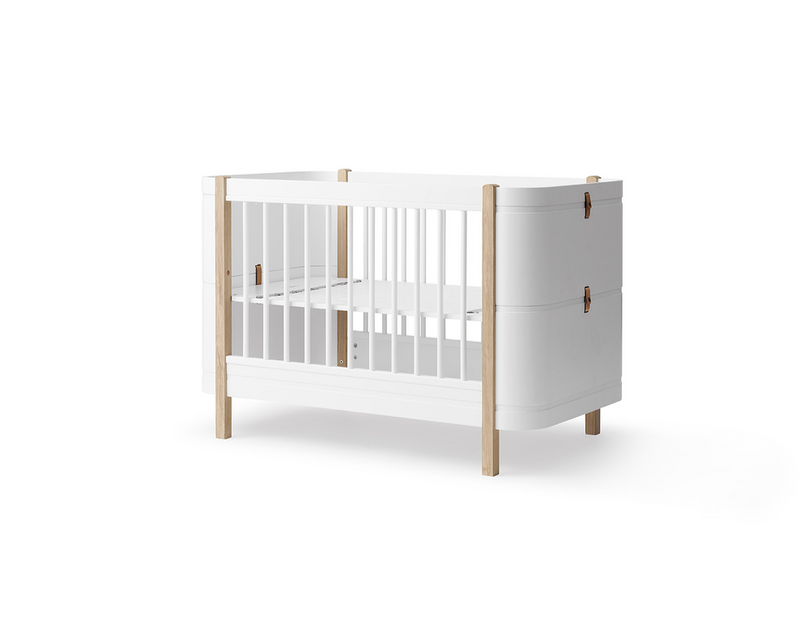Cama de Grades Wood Mini+, Branco e Madeira (Inclui Kit 0-9 anos) - Maria do Mar 