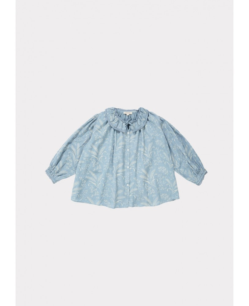 camisa azul com padrão bege campestre, volumosa com um colarinho plissado largo, mangas compridas com renda nos punhos, pregas na frente e nas costas 