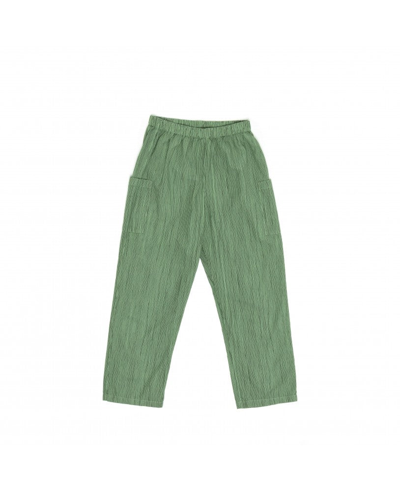 calças verdes com riscas verdes escuras, elástico na cintura, modelo largo, bolsos laterais