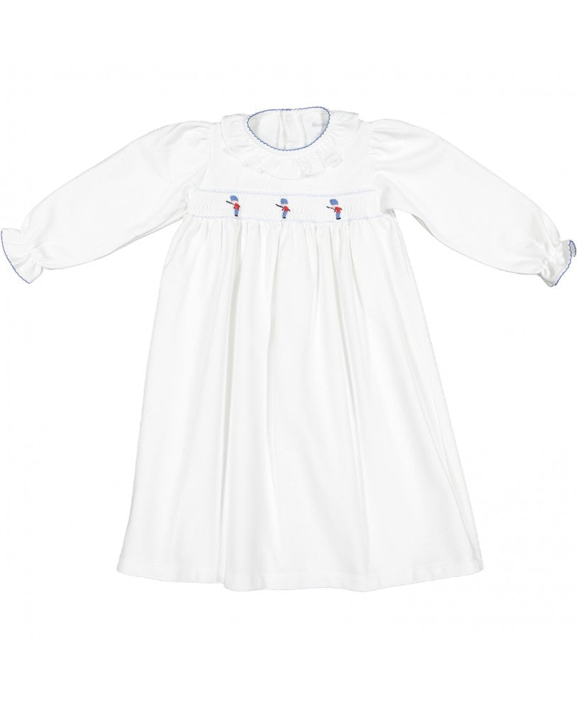 Camisa de Noite em Algodão Peruano, branca, folho na gola, mangas em balão, smock bordado de soldadinhos de chumbo azuis e encarnados