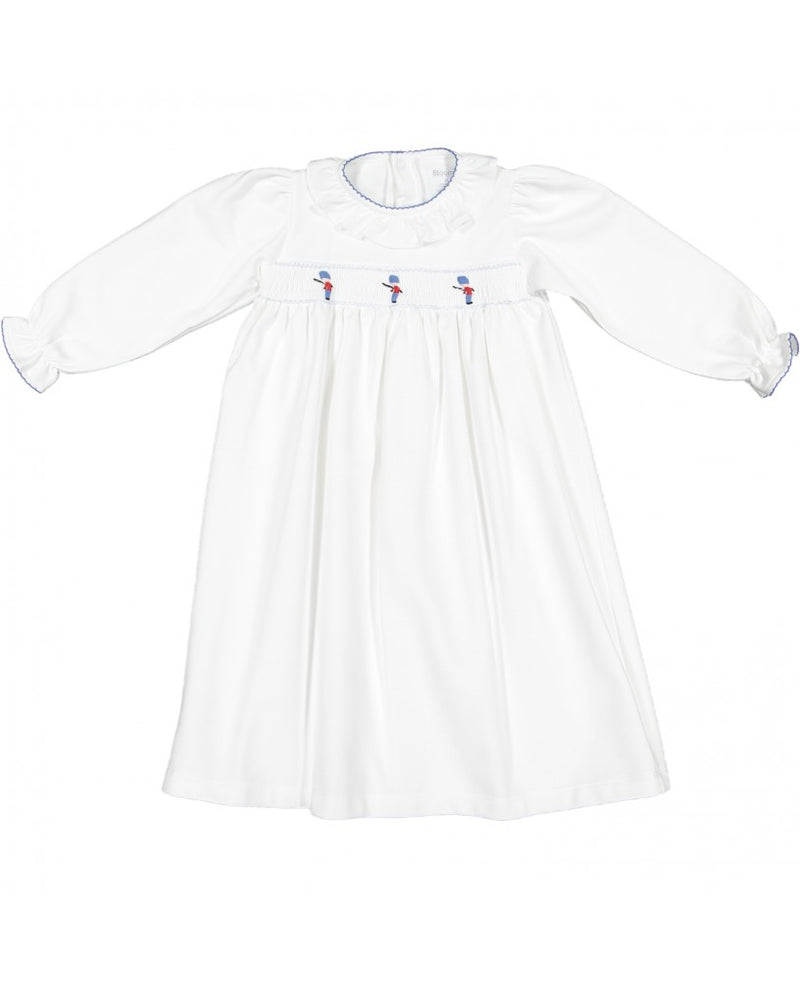 Camisa de Noite em Algodão Peruano, branca, folho na gola, mangas em balão, smock bordado de soldadinhos de chumbo azuis e encarnados