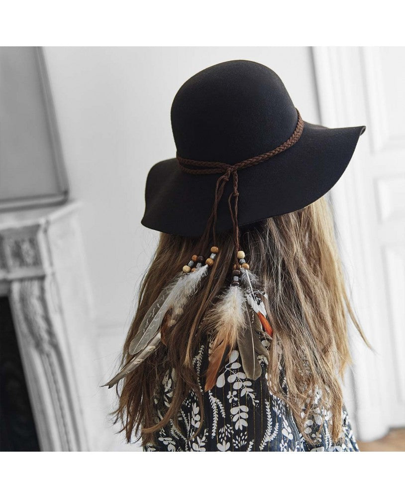 rapariga a usar chapéu de lã castanho com fita de couro com missangas e penas