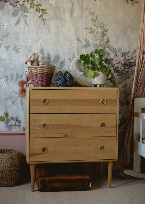 chest of drawers